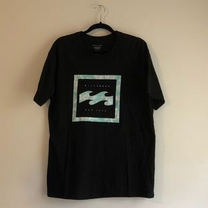 Billabong Patterned T-shirt Size Large ⚫️